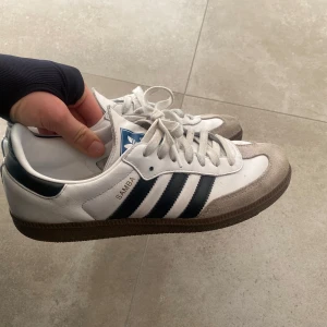 Adidas Samba - Säljer mina trendiga sambas! Kommer inte till användning. Har använts men är fortfarande i bra skick!