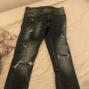 Jeans  - Sköna jeans med feta slitningar passar de flesta grabbar köpte för 800 helt nya jeans använd Max 2 gånger perfekt skick som nya 