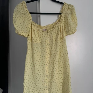 Klänning - Aldrig använd! Inga hål! Är ny! Storlek 36