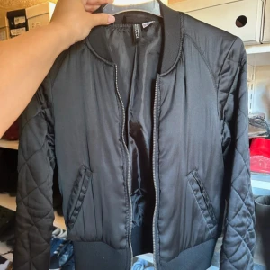 Svart bomberjacka - Svart bomberjacka från H&M i mycket fint skick. Storlek XXS men som XS!