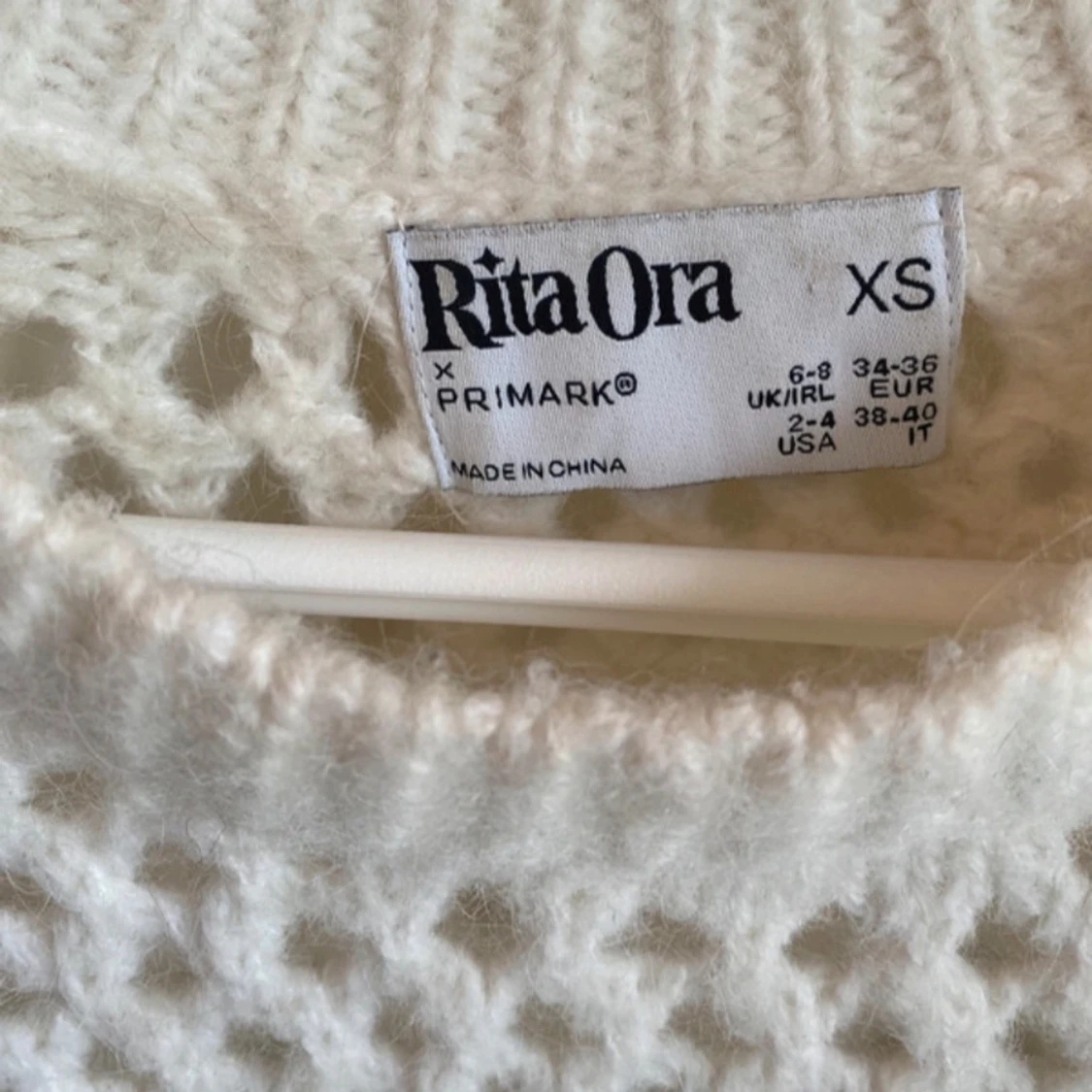 Vit stickad tröja med hål i - 91