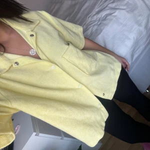 Frotté t-shirt - Säljer frotté t-shirt från Zara i bra skick!