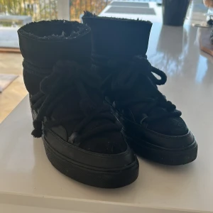 Inukki skor svarta - Inukki skor väl andvända men i bra skick! Säljer för endast 2200kr 🥰🥰