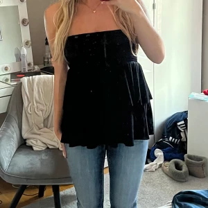 Svart topp - Svart off shoulder topp med bra stretch vid bysten💕