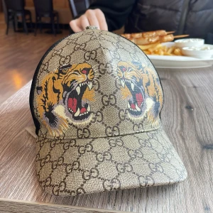 Gucci Tiger Cap (L) - Säljer min Äkta Gucci keps då jag vill köpa nytt, man får med låda, kuvert och dustbag. För äktenhetsbevis skicka pm.