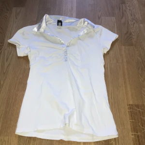 Vit t-shirt - Vit t-shirt med öppning i fram, rekommenderar att ha ett linne under.