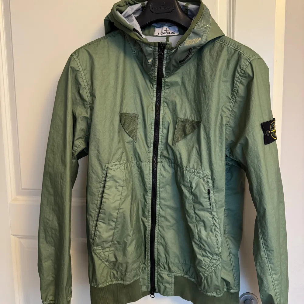 Säljer min stone Island jacka | storlek S/M |Skick 10/10 som ny | Självklart äkta | Tveka inte på att höra av er vid intresse | Nypris 8000kr |. Jackor.