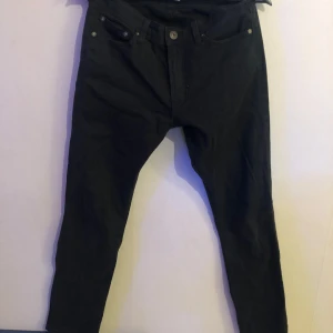 Jack & Jones slim/Glenn 30/30 - Svarta Jack & Jones jeans slimfit i storlek 30/30. Ganska bra skick inga defekter eller tydliga tecken på användning! Hör av er vid frågor eller funderingar!