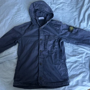 Stone Island Overshirt - Väldigt gott skick  Inga skador/ fel Säljer då den inte används   Pris kan diskuteras  