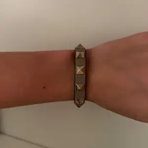 Säljer mitt ass snygga valentino armband för att det kommer inte till användning längre. Man får med extra nit! 