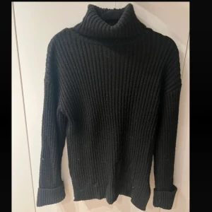 Svart polotröja - Normal i storleken