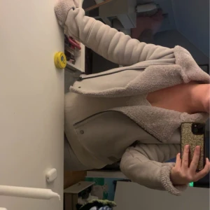 Grå Mocka jacka - Säljer min fina mocka jacka då den är lite för liten