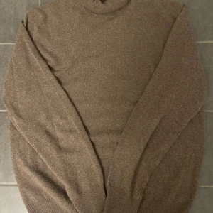 Morgano tröja - En Morgano tröja i storlek L herr. Nypris 1899 helt ny! Merino ull och Kashmir blandning, riktigt skönt material nu till höst och vinter! Bara att skriva ifall du har frågor! 