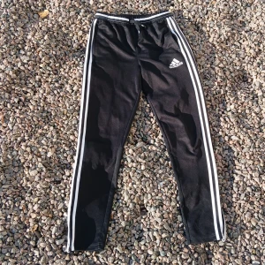 Adidas träningsbyxa - Bra skick förutom tråden som dragit sig baktill (se sista bilden) därav priset.