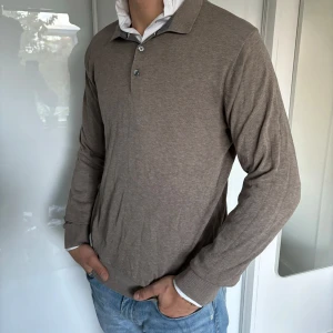 Jack&Jones premium ljusbrun - - Rugbytröja från märket Jack&Jones i storlek M - Bra skick, inga defekter  - Modell på bild är 182/67kg. - Hör av dig vid eventuella frågor! Mvh  