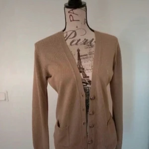 Kamelbrun kofta stl 36 - Använd lite, jätte Fresch och stilig Två gulliga fickor  Stängs med så vackra knappar  Kommer från djur och rökfritt hem