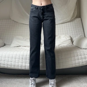 Grå Karve Jeans - Säljer dessa jeans från Karve i storlek W31 (uppskattar till storlek S)❤️