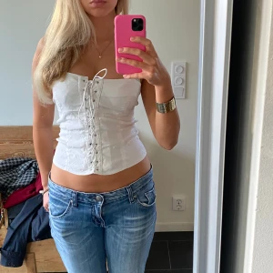 Topp med snörning - Vit korsett liknande topp med snörning längs mitten 
