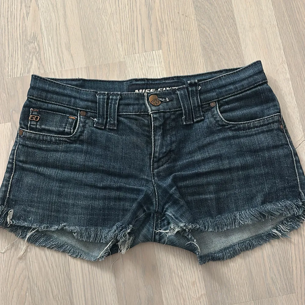 Säljer mina lowwaist jeansshorts då de har blivit för smås för mig, de är storlek 34 och är i bra skick.💓. Shorts.