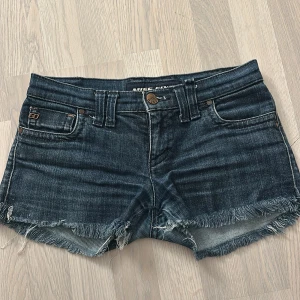 Jeansshorts lowwaist  - Säljer mina lowwaist jeansshorts då de har blivit för smås för mig, de är storlek 34 och är i bra skick.💓