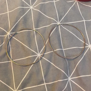 Stora silverfärgade hoop-örhängen - Säljer ett par stora, stilrena hoop-örhängen i silverfärg. Perfekta för att ge en enkel outfit lite extra bling! De är lätta och bekväma att bära hela dagen. Passar både till vardags och fest. 🥳