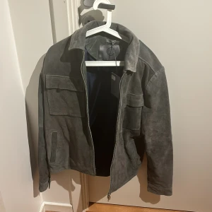 Mocka jacka  - Nypris 3000kr. Human scales  Style: rick suede Skick 10/10 