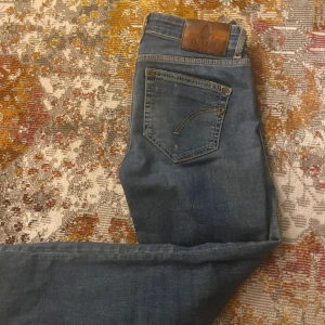 Dondup jeans  - Tja dessa dondup är rätt så små i modellen sitter på dig som är ca 160 inga defekter eller några skador toppen skick annars hör av er vid minsta lilla fundering!