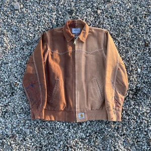 Rare IVO x Overdyed x Carhartt Santa Fe jacka - Säljer en unik Carhartt jacka från en villan carhartt hade 2021. Jackan har nästan aldrig använts och har där med inga defekter. Måtten på jackan är 70 cm lång och 55 cm bred, passar där med bäst L men funkar också bra på M. Skriv gärna ett meddelande om du har frågor!