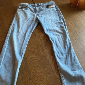 Ljusa jeans från Levis - Ljusblå levis jeans. Storlek 33/32. Jeansen är i bra skicka och bara använt de fåtal gånger