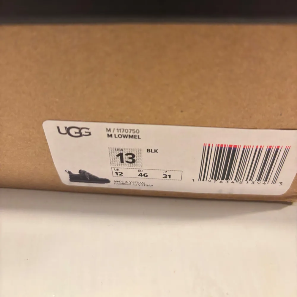 Säljer ett par svarta UGG sneakers - helt nya. Köpta i London. I Butik är nypris 3000kr. De har en robust sula och är fodrade med mjukt material för extra värme. Skorna har snörning och är perfekta för höst och vinter. De är både snygga och bekväma, idealiska för kalla dagar.. Skor.