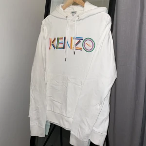 Kenzo exklusiv hoodie (Storlek S) - Vit kenzo hoodie med färgglad text (limiterad modell, slutsåld på alla sidor). Använd ett fåtal gånger. Är i storlek S (passar även M) funkar även superbra som unisex. Nypris 3000kr.