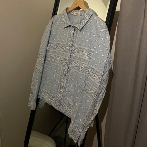 Ljusblå ”Vindfeld” bandana skjorta/overshirt - En riktigt snygg Croppad ”Vindfeld” bandana skjorta/overshirt i storlek M, passar även S. Verkligen perfekt passform, funkar även som unisex och passar så bra till allt! 🦋