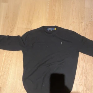 Svart tröja från Polo Ralph Lauren - Säljer en snygg svart kashmir tröja från Ralph Lauren. Det är en storlek S i bra kvalité.