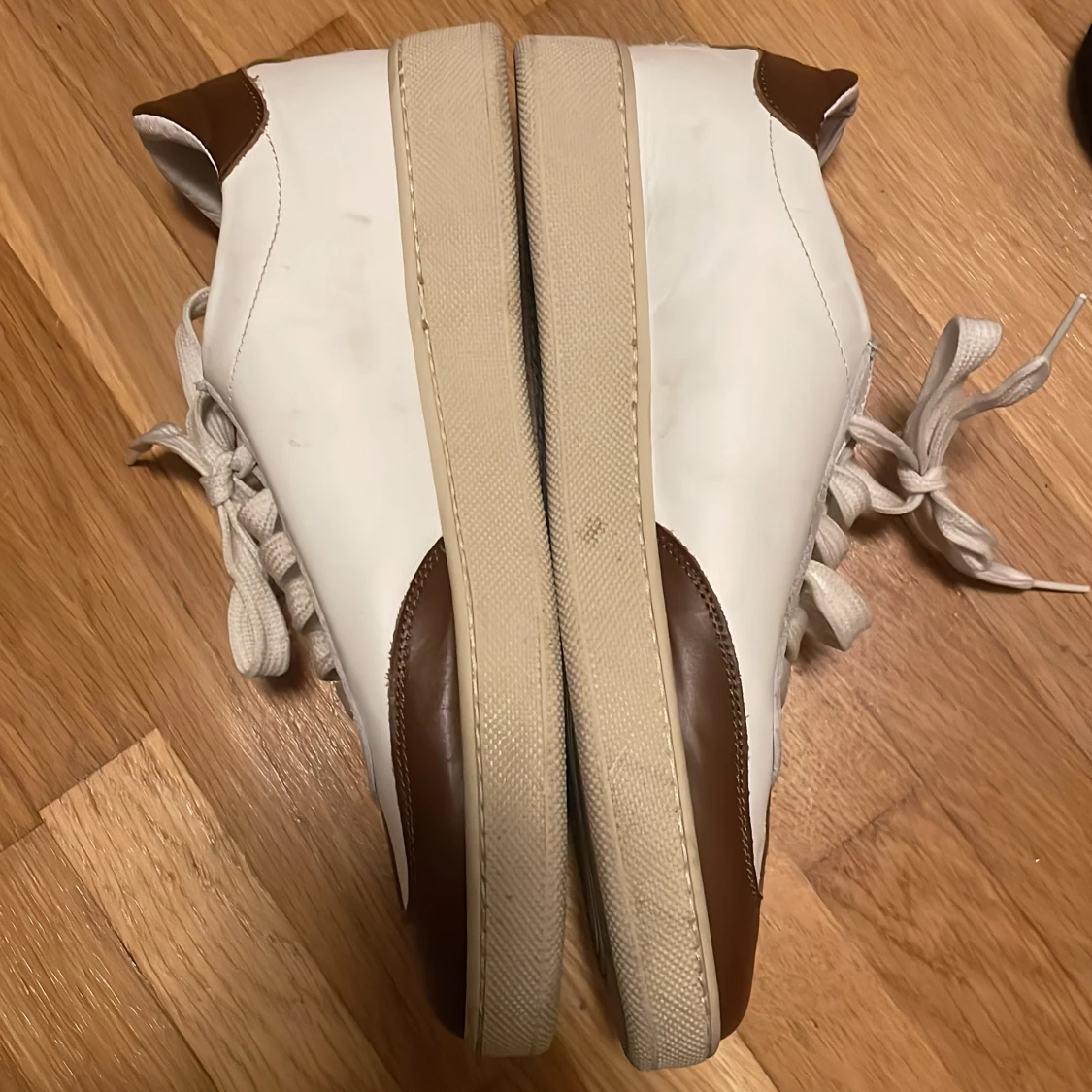 Vita och bruna skor från Brawn's - 91