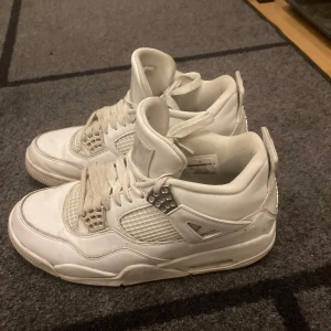 Jordan 4 pure money - Varsamt använda, smuts går lätt att tvätta bort utan problem men i allmänt bra skick. Inge större crease eller annat som är trasigt