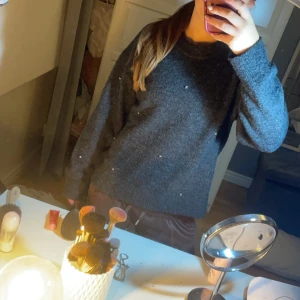 Mörkgrå stickad tröja - Mysig mörkgrå stickad tröja i bra skick. Perfekt för kalla höst- och vinterdagar. Tröjan har en normal passform och långa ärmar, vilket gör den superbekväm att ha på sig. Passar perfekt till både jeans och mysbyxor. 🖤