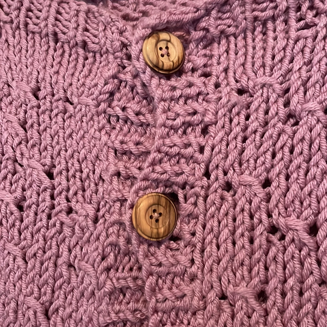 Lila stickad kofta med träknappar - 90