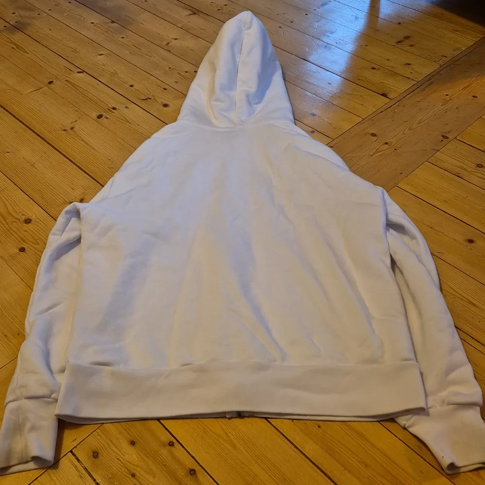 Vit Lukamachain hoddie storlek small herr. Använt skick. Liten fläck på framstycket (se bild) och lagat vid metallarbetare (se bild). 200 kr. . Tröjor & Koftor.