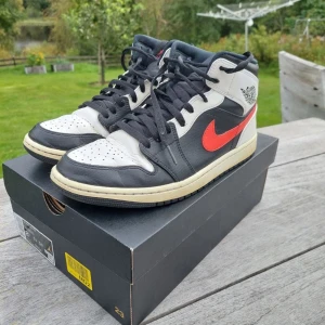 Jordan 1s - Säljer ett par Nike Air Jordans 1 i storlek 43. Skorna är i mycket bra skick.  Skorna är använda ett fåtal gånger, box medföljer! Fler bilder kan fås i Dm!