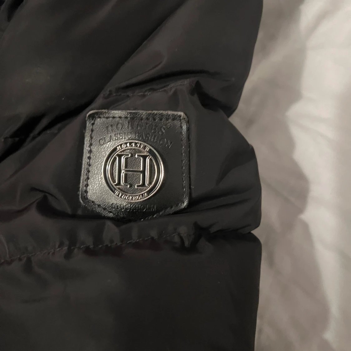 Svart dunjacka med pälsdetaljer - 92