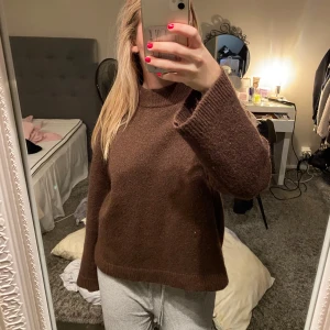 Brun stickad tröja  - Brun stickad tröja ifrån gina tricot💖  