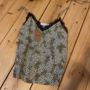 Gina Tricot Leopard linne  - Snygg leopardmönstrad linnetopp från Gina Tricot (Anine Bing xGina Tricot) i storlek 36. Bra skick, säljer för 150+ frakt🌸