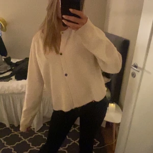 Vit kofta - Jätte fin kofta ifrån lindex som knappt är använd!! I storlek L men passar jätte fint och har vanligt vis XS/S