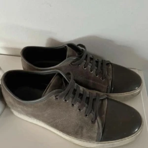 Lanvins i färgen grå - Säljer ett par gråa lanvin. Storleken är 8 UK. de har blivit lite slitna med åren men de är fortfarande i ganska bra form. Skick 7/10. de har gått sönder lite grann i bakre delen av skon, men utöver det är det inga fel på de. Skriv gärna om du har några frågor eller funderingar :-)