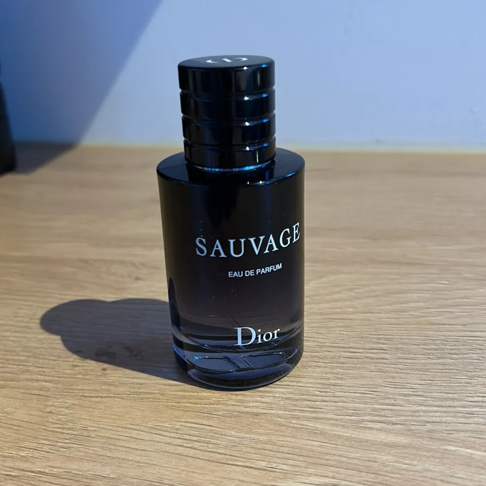 Säljer min Dior Sauvage Edp parfym som luktar väldigt gott.  • 60ml flaska  • 60% kvar  Hör av dig vid frågor och intresse!. Parfym.