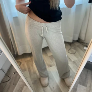 Grå mjukisbyxor med snörning - Superbekväma beiga stickade byxor i bomull med snörning i midjan. Perfekta för en chill dag! Lågmidjade!!! Storlek 158/164. Ifrån ginatricot