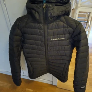 Peak Performance jacka - Säljer en svart dunjacka från Peak Performance i mycket bra skick. Perfekt för kalla vinterdagar! Säljer då den inte kommer till användning. Köpt för 1500