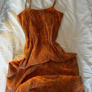 Klänning vintage - Så vacker maxi-klänning från märket She💓 Köpt second hand och har ej kommit till användning. Double lined och i mycket bra skick! Något stor i storleken! Pm för fler bilder💗