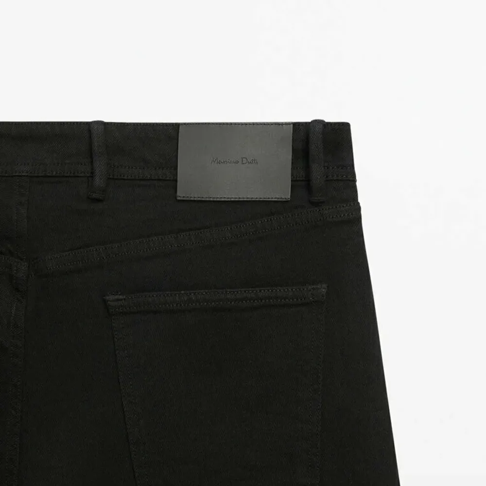 Säljer ett par stilrena svarta jeans från Massimo Dutti. Nypris ligger på 699. Byxorna passar mig som är 183 lång . Jeans & Byxor.