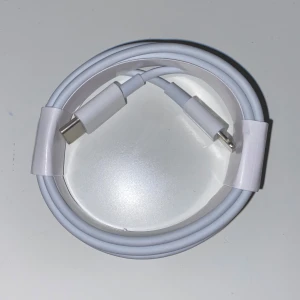 Laddare -2m - USB C - iPhone  - Helt ny och oanvänd USB C till iPhone laddare!  Två meter lång! Skickas kort efter köp med bra förpackning! Tveka inte på att skriva om du har frågor!
